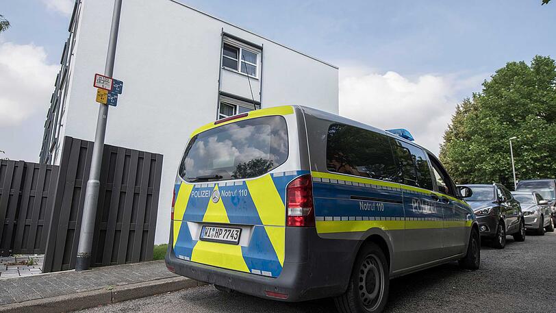 Ein Streifenwagen vor der Asylbewerberunterkunft, in der der Hauptverdächtige Ali B. gewohnt hat.