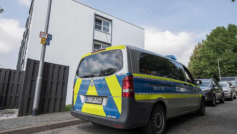 Ein Streifenwagen vor der Asylbewerberunterkunft, in der der Hauptverdächtige Ali B. gewohnt hat. Ein Streifenwagen vor der Asylbewerberunterkunft, in der der Hauptverdächtige Ali B. gewohnt hat.