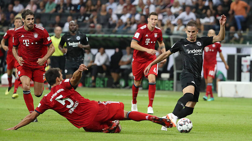 Mats Hummels mit seinem rotwürdigen Foul an Frankfurts Mijat Gacinovic.
