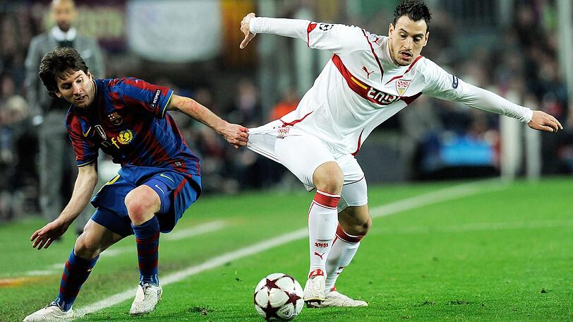 In der Saison 2009/10 bestreitet der damalige Ex-Löwe sechs Champions-League-Spiele für die Stuttgarter, unter anderem zwei im Achtelfinale gegen den FC Barcelona. Im Hinspiel bereitet er mit einer Flanke auf Cacau das 1:0 vor, der VfB scheidet dennoch aus. Hier bearbeitet Gebhart keinen Geringeren als Lionel Messi (li.).