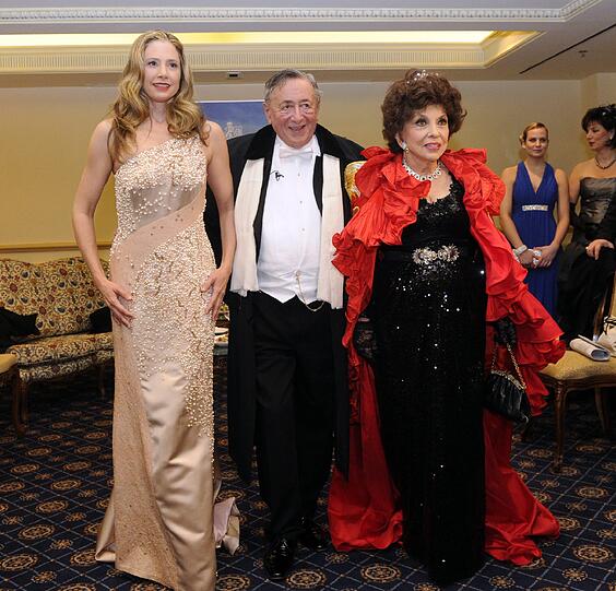 2013: Richard Lugner mit Mira Sorvino (l.) und Gina Lollobridigda.