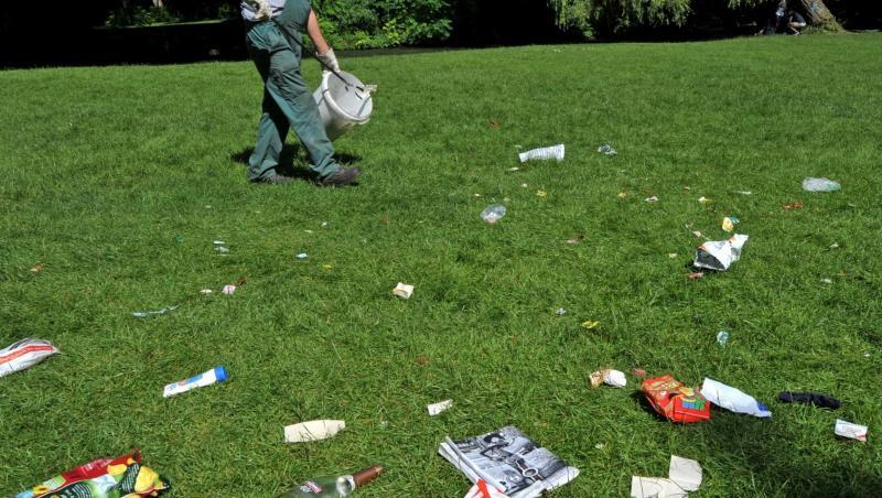 Ein Mann sammelt auf der Wiese am Eisbach im Englischen Garten in München den vom Vortag zurückgelassenen Müll ein. Ein Mann sammelt auf der Wiese am Eisbach im Englischen Garten in München den vom Vortag zurückgelassenen Müll ein.