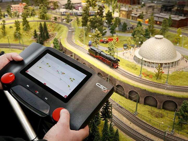 Eine Modellbahn der Firma Märklin. Foto: Roland Weihrauch/dpa/Archivbild