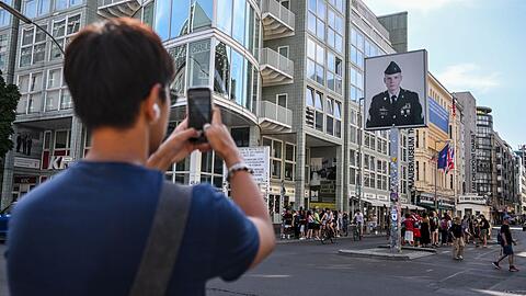Der Checkpoint Charlie als Erinnerungs- und Bildungsort soll weiterentwickelt werden. (Archivbild)