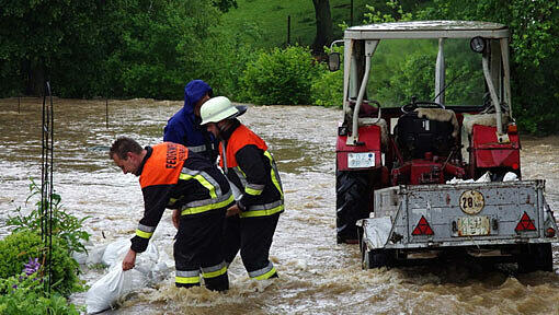 Feuerwehrleute arbeiten im Hochwasser in Kumbach im Landkreis Günzburg (Bayern). Heftige Regenfälle haben die Wasserstände an den Donauzuflüssen in Schwaben rasant ansteigen lassen. In Günzburg wurde Katastrophenalarm ausgerufen. Feuerwehrleute arbeiten im Hochwasser in Kumbach im Landkreis Günzburg (Bayern). Heftige Regenfälle haben die Wasserstände an den Donauzuflüssen in Schwaben rasant ansteigen lassen. In Günzburg wurde Katastrophenalarm ausgerufen.