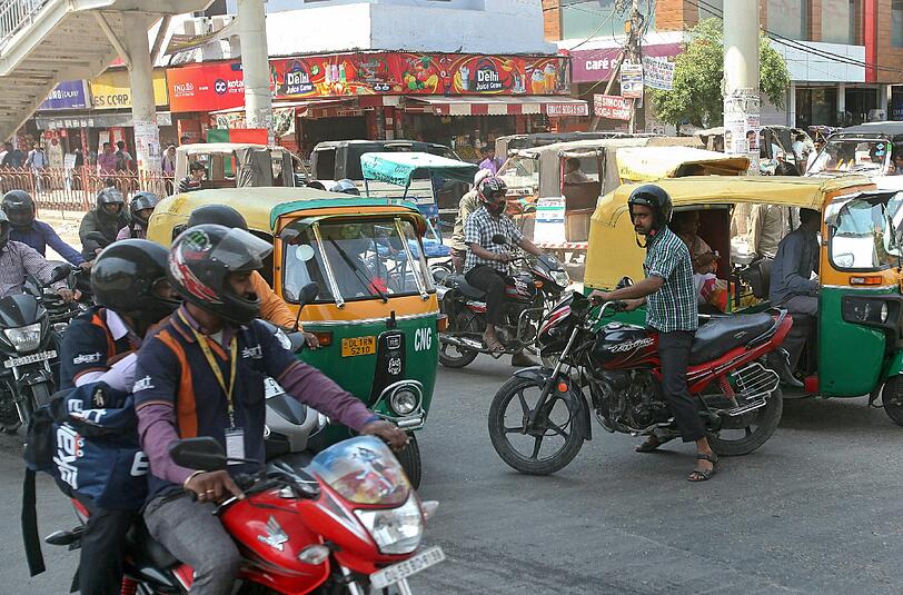 Der Verkehr in Neu Delhi missfällt der Polizei. Nun setzt sie auf Denunziation.