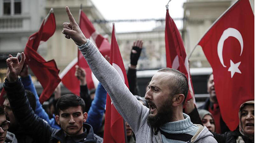 Türken zeigen vor dem niederländischen Konsulat in Istanbul ihren Unmut.