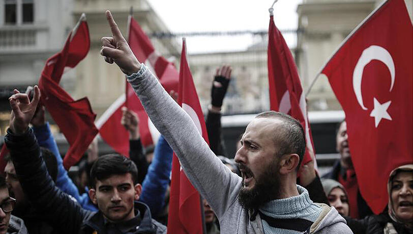 Türken zeigen vor dem niederländischen Konsulat in Istanbul ihren Unmut. Türken zeigen vor dem niederländischen Konsulat in Istanbul ihren Unmut.