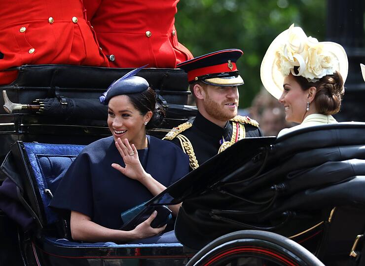 Positive News für die Herzogin: Im Juni nennt die britische "Vogue" Meghan in ihrer Liste der "25 einflussreichsten Britinnen". Und auch ihr erster öffentlicher Auftritt nach der Geburt bei "Trooping the Colour" begeistert die Menschen.