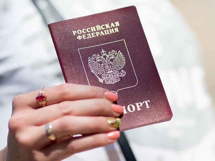 Vor wenigen Tagen hatte der Kremlchef Putin ein Dekret unterschrieben, wonach Ostukrainer einen russischen Pass bekommen sollen.