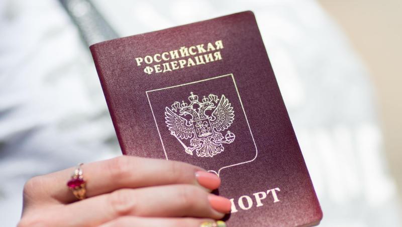 Vor wenigen Tagen hatte der Kremlchef Putin ein Dekret unterschrieben, wonach Ostukrainer einen russischen Pass bekommen sollen. Vor wenigen Tagen hatte der Kremlchef Putin ein Dekret unterschrieben, wonach Ostukrainer einen russischen Pass bekommen sollen.