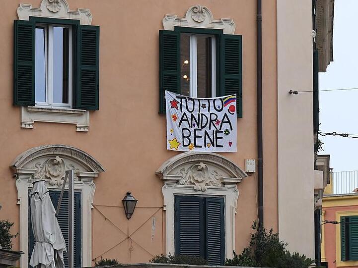 Ein Banner mit der Aufschrift "Alles wird gut" an einer Hausfassade in Rom.