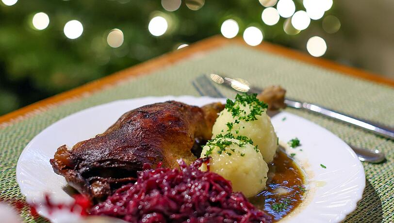 Da läuft einigen das Wasser im Mund zusammen, aber nicht allen: eine Portion knusprige Gänsekeule mit Rotkohl und Klößen. (Archivbild)