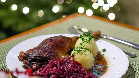 Da l&auml;uft einigen das Wasser im Mund zusammen, aber nicht allen: eine Portion knusprige G&auml;nsekeule mit Rotkohl und Kl&ouml;&szlig;en. (Archivbild)