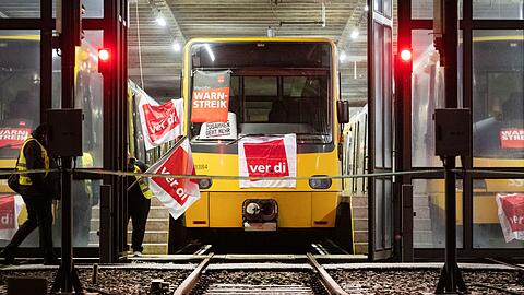 Die Warnstreiks im Nahverkehr bekommen vor allem Pendler, Sch&uuml;lerinnen und Sch&uuml;ler sowie deren Eltern zu sp&uuml;ren.