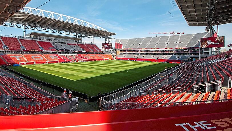 Das BMO Field in Toronto, das kleinste Stadin der WM, ist Schauplatz des zweiten DFB-Gruppenspiels. Kapitän Kimmich (l.) und Bundestrainer Nagelsmann nehemn gegen die Elfenbeinküste den zweiten Sieg ins Visier. Das BMO Field in Toronto, das kleinste Stadin der WM, ist Schauplatz des zweiten DFB-Gruppenspiels. Kapitän Kimmich (l.) und Bundestrainer Nagelsmann nehemn gegen die Elfenbeinküste den zweiten Sieg ins Visier.