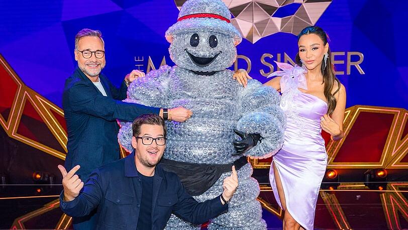 "The Masked Singer" geht in Staffel 13. Dabei sind wieder Matthias Opdenh&ouml;vel (l.), Chris Tall und Verona Pooth.