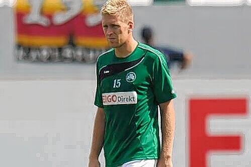 Diese Bilder sprechen Bände: Während Stephan Rahn vor lauter Lobeshymnen die Ohren klingen, schleicht Bruder Christian sichtlich frustriert vom Platz.