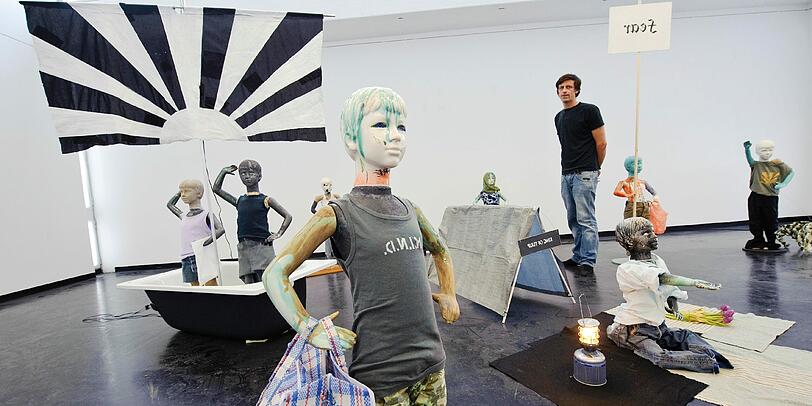 Ironisch, zeichenüberbordend und genial-grotesk: die Installation &bdquo;Future Island&ldquo; von Tjorg Douglas Beer im Institut für moderne Kunst in Nürnberg.