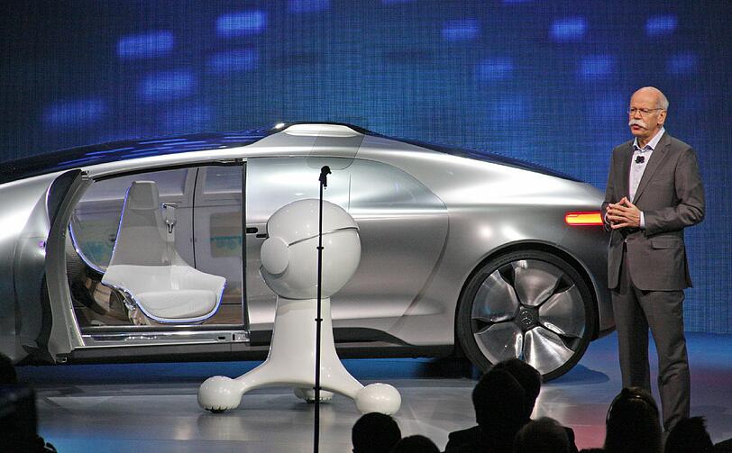 Der F015 von Mercedes fährt vollautomatisch während sich der Fahrersitz zum Innenraum des Fahrzeugs umdrehen lässt.