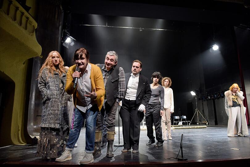 Brigitte Hobmeier, Annette Paulmann, Gundars Abolin&scaron;, Samouil Stoyanov, Mariann Yar, Julia Riedler und Ilse Ritter.