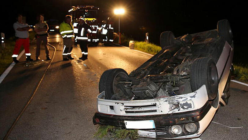 Ein 24-Jähriger kam bei Waging am See alkoholisiert von der Fahrbahn ab und überschlug sich mehrfach.
