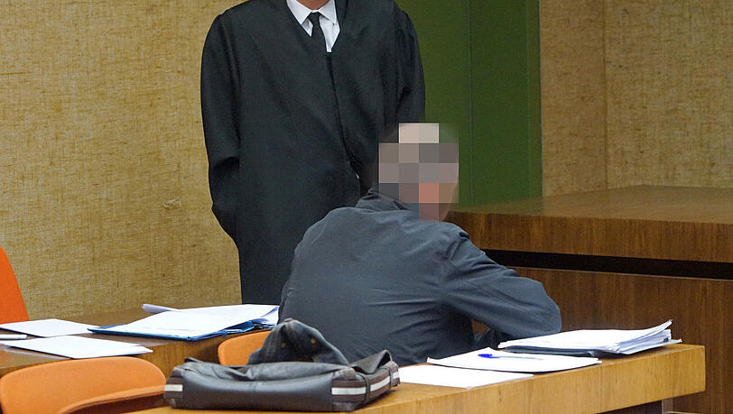 Der Angeklagte im Gerichtssaal. Der Angeklagte im Gerichtssaal.