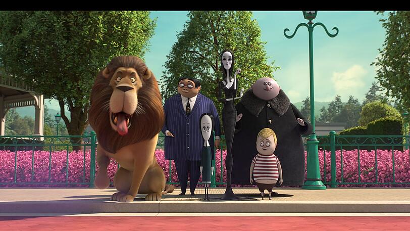 Die "Addams-Family" wird in ihrem neuen Heimatdorf nicht mit offenen Armen empfangen.