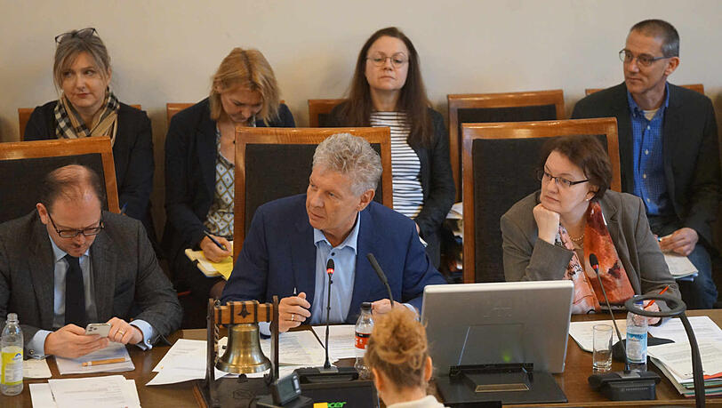 Die letzte Vollversammlung vor der Wahl: OB Dieter Reiter (m.) zwischen seinen Bürgermeistern Manuel Pretzl (CSU) und Christine Strobl (SPD). Die letzte Vollversammlung vor der Wahl: OB Dieter Reiter (m.) zwischen seinen Bürgermeistern Manuel Pretzl (CSU) und Christine Strobl (SPD).