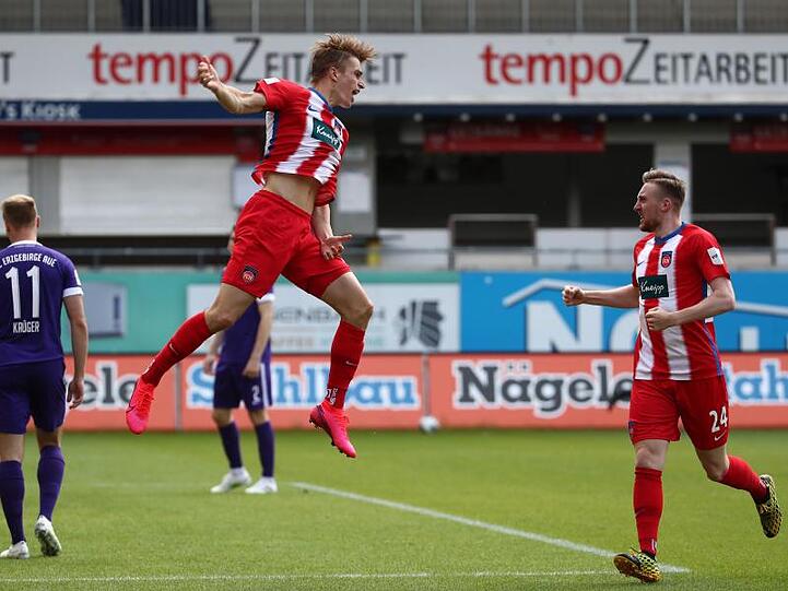 Heidenheims David Otto (M) und Tobias Mohr jubeln nach dem Tor zum 1:0 gegen Erzgebirge Aue.