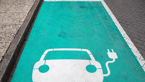 Ab dem Sommer 2023 müssen in Ladesäulen für E-Autos Kartenlesegeräte eingebaut sein.