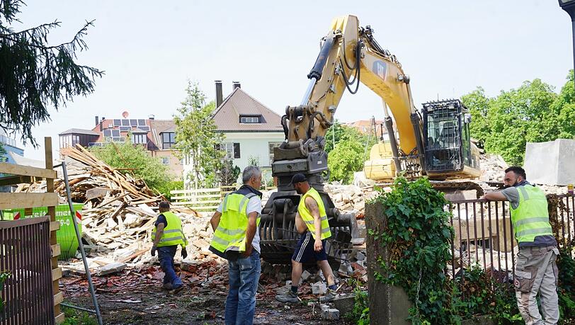 Wo ein kleines Haus mit Garten stand, arbeiten Bagger und Bauarbeiter. Was hier passiert, ärgert viele Anwohner im Viertel.