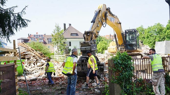 Wo ein kleines Haus mit Garten stand, arbeiten Bagger und Bauarbeiter. Was hier passiert, ärgert viele Anwohner im Viertel.