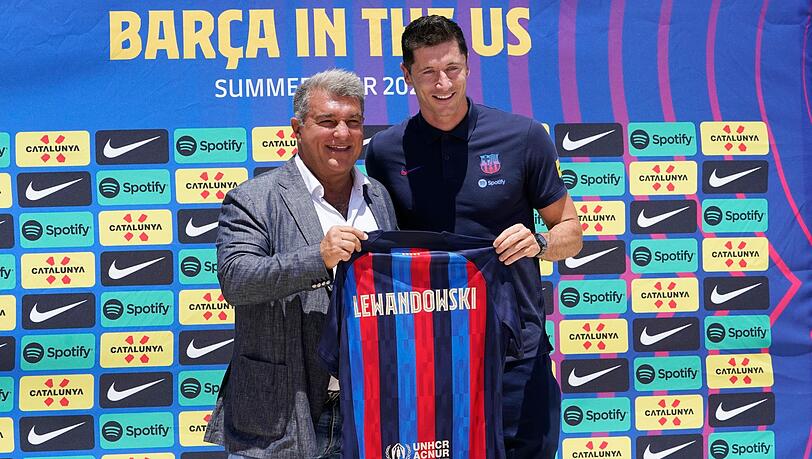 Joan Laporta (l), Präsident des FC Barcelona, stellt den neuen Stürmer Robert Lewandowski vor.