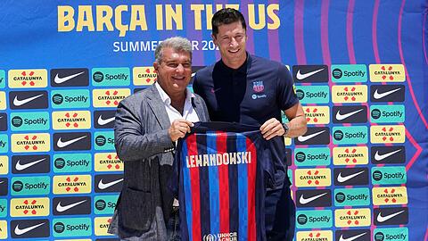 Joan Laporta (l), Präsident des FC Barcelona, stellt den neuen Stürmer Robert Lewandowski vor.