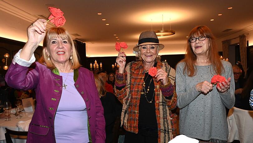 In fröhlicher Tanz-Laune (v. l.): Birgit Netzle, Linda G. Thompson und Katja Ebstein. In fröhlicher Tanz-Laune (v. l.): Birgit Netzle, Linda G. Thompson und Katja Ebstein.