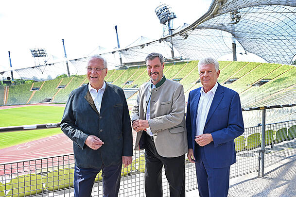 Bei einer gemeinsamen PK mit Bayerns Innenminister Hermann (l.) und Münchens OB Dieter Reiter (r.) zu den Münchner Olympia-Planen, sprach Bayerns Ministerpräsident Markus Söder auch über die Eisbachwelle im Englischen Garten. Bei einer gemeinsamen PK mit Bayerns Innenminister Hermann (l.) und Münchens OB Dieter Reiter (r.) zu den Münchner Olympia-Planen, sprach Bayerns Ministerpräsident Markus Söder auch über die Eisbachwelle im Englischen Garten.
