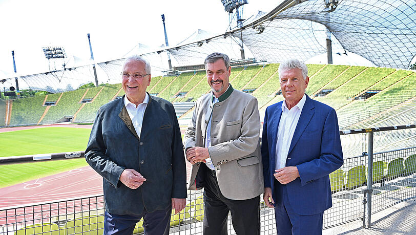 Bei einer gemeinsamen PK mit Bayerns Innenminister Hermann (l.) und Münchens OB Dieter Reiter (r.) zu den Münchner Olympia-Planen, sprach Bayerns Ministerpräsident Markus Söder auch über die Eisbachwelle im Englischen Garten. Bei einer gemeinsamen PK mit Bayerns Innenminister Hermann (l.) und Münchens OB Dieter Reiter (r.) zu den Münchner Olympia-Planen, sprach Bayerns Ministerpräsident Markus Söder auch über die Eisbachwelle im Englischen Garten.