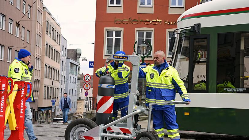 Die Poller-Verschieberei vom Augsburger Weihnachtsmarkt ist inzwischen bundesweit ein Internet-Hit. (Archivbild) Die Poller-Verschieberei vom Augsburger Weihnachtsmarkt ist inzwischen bundesweit ein Internet-Hit. (Archivbild)