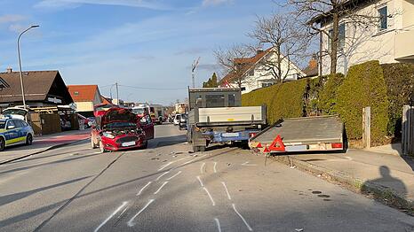 Die Autofahrerin erlitt Verletzungen im Bereich des Brustkorbes und kam in ein nahegelegenes Krankenhaus.