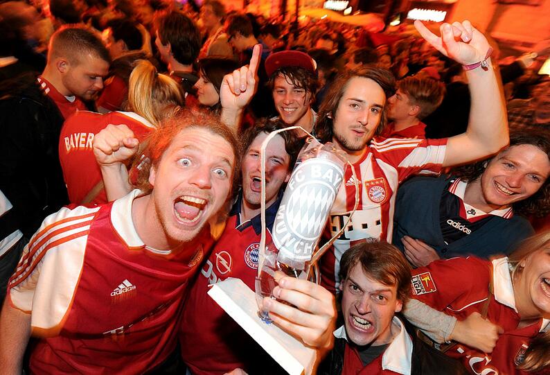 Jubel, Stolz und Emotionen - für die Bayern-Fans gab's kein halten.