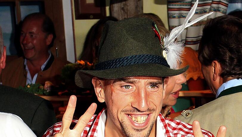 „Eine Stunde mit dem Auto“, sagt Franck Ribéry. Seine Augen glänzen. Er denkt an seine Heimat, sagt: „Es ist schön, wieder hier zu sein und den französischen Norden zu spüren.“ So nah ist er in seiner Profikarriere nie an das raue Städtchen seiner Kindheit gekommen als nun im Zuge der Champions-League-Partie. Lille – auch ein Stück Heimat, ein unschönes jedoch. „Eine Stunde mit dem Auto“, sagt Franck Ribéry. Seine Augen glänzen. Er denkt an seine Heimat, sagt: „Es ist schön, wieder hier zu sein und den französischen Norden zu spüren.“ So nah ist er in seiner Profikarriere nie an das raue Städtchen seiner Kindheit gekommen als nun im Zuge der Champions-League-Partie. Lille – auch ein Stück Heimat, ein unschönes jedoch.