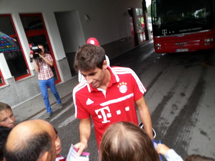 Auf dem Weg von der Säbener Straße zum Mannschaftshotel. Die Bayern-Stars gaben wartenden Fans vor dem Bundesliga-Auftakt noch ein paar Autogramme. Hier die Bilder.