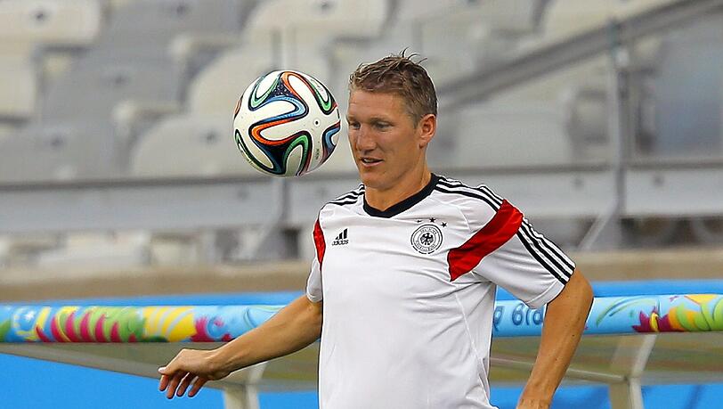 Bastian Schweinsteiger beim Training vor dem Knaller-Spiel Deutschland gegen Brasilien. Bastian Schweinsteiger beim Training vor dem Knaller-Spiel Deutschland gegen Brasilien.