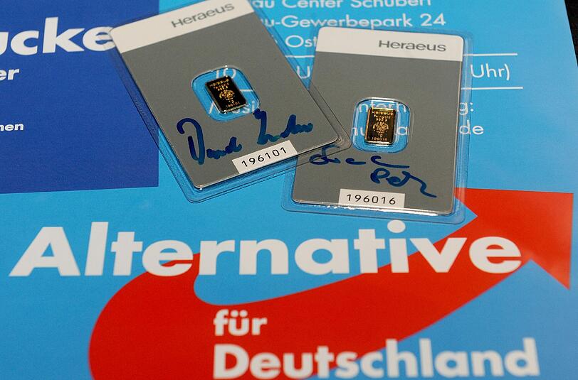 Am Rande des 3. Bundesparteitages AfD liegen zwei jeweils ein Gramm schwere Goldbarren mit den Autogrammen von Frauke Petry (l) und dem früheren Vorsitzenden Bernd Lucke.