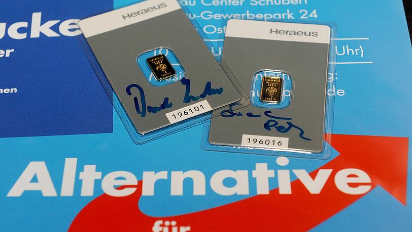 Am Rande des 3. Bundesparteitages AfD liegen zwei jeweils ein Gramm schwere Goldbarren mit den Autogrammen von Frauke Petry (l) und dem früheren Vorsitzenden Bernd Lucke. Am Rande des 3. Bundesparteitages AfD liegen zwei jeweils ein Gramm schwere Goldbarren mit den Autogrammen von Frauke Petry (l) und dem früheren Vorsitzenden Bernd Lucke.
