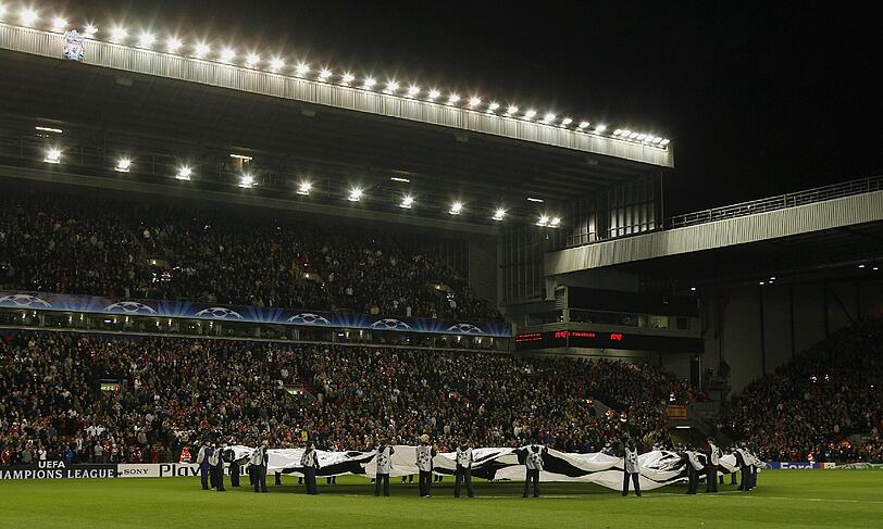 Platz 9 - Anfield Road in Liverpool: Es ist das Heimstadion des FC Liverpool. Das reine Sitzplatz-Stadion bietet Platz für 44.742 Zuschauer. Die berühmte Liverpool-Fantribüne heißt "The Kop", der Song "You'll never walk alone" wurde hier zum Fußball-Song schlechthin.