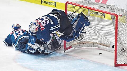 Die strittige Szene: Münchens Michael Wolf und Eisbär Rihards Bukarts rutschen in Goalie Danny aus den Birken und hebeln das Tor aus - in diesem Moment schlägt der Puck zum 6:5 der Berliner ein.