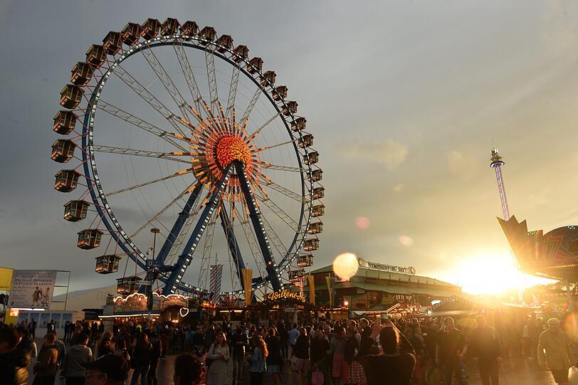 Das Riesenrad bei Abendsonne: Auf der Wiesn kann es bis zu zehn Grad wärmer sein als an anderen Orten in der Stadt.