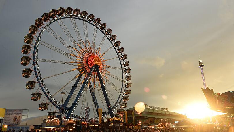 Das Riesenrad bei Abendsonne: Auf der Wiesn kann es bis zu zehn Grad wärmer sein als an anderen Orten in der Stadt. Das Riesenrad bei Abendsonne: Auf der Wiesn kann es bis zu zehn Grad wärmer sein als an anderen Orten in der Stadt.